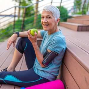 Sporty woman eating an apple